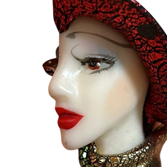 Vintage Lady Face Profile Head Brooch Pin with Hat Elegant Silhouette, plastic - Picture 2 of 13